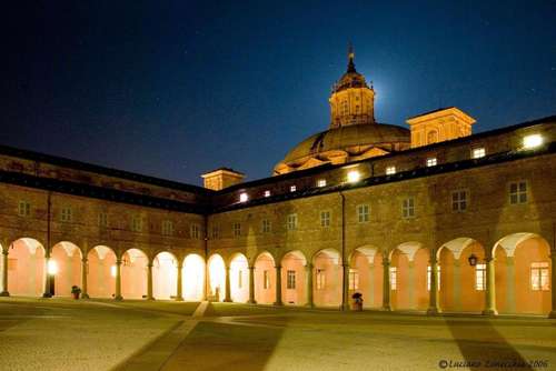 www.casareginamontisregalis.com