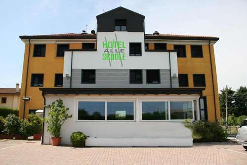 www.hotelallescuole.it