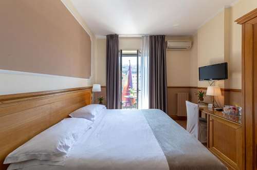 www.hotelleopardi.com