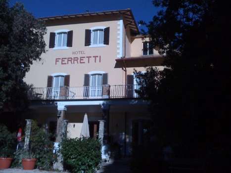 www.albergoferretti.com