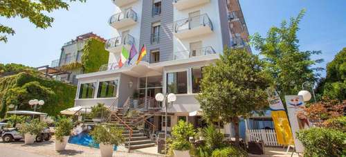 www.hotelnewcastlecesenatico.it
