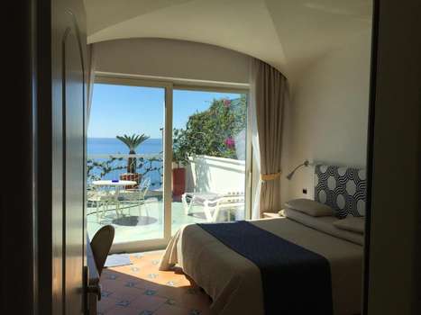 www.hotelbellevueamalfi.com