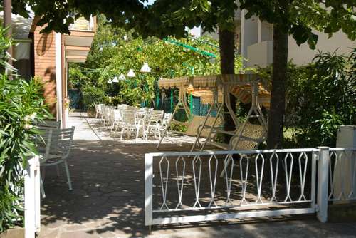 www.hotelcarezza.com