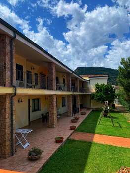 www.hotellaciaccia.com
