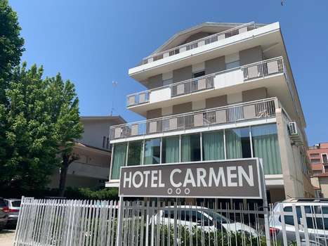 www.hotelcarmenriccione.it