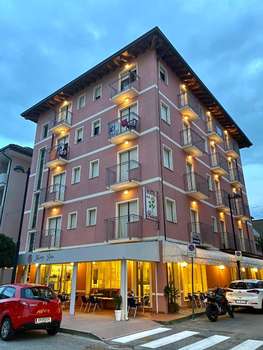 www.hotelrosacaorle.com