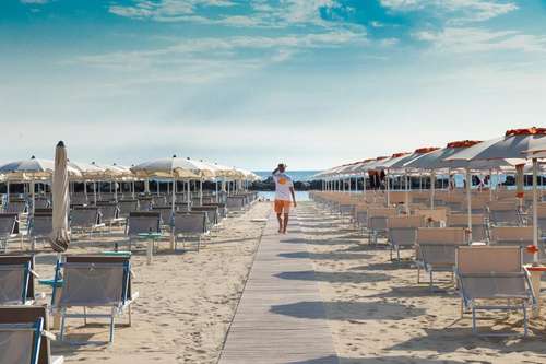 www.hotelcastellucci.com