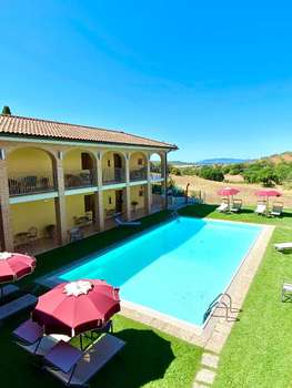 www.lequerciolaiedeiriccihotel.it