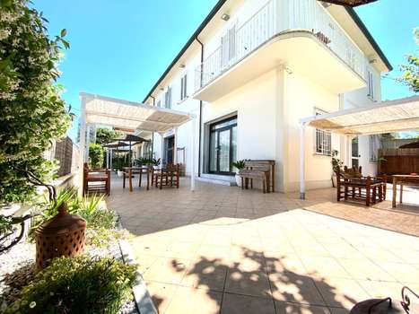 www.albergo-laperla.com