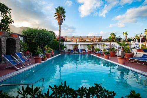 www.hotelischiaondablu.it
