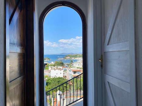 www.blackmarkethotel.com