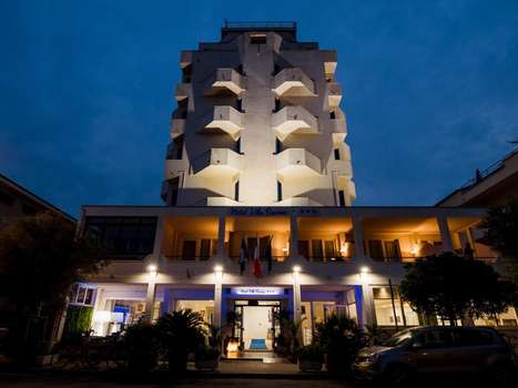www.hotelvillasorrisosenigallia.it