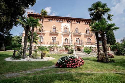www.hotelbellevuegardone.com