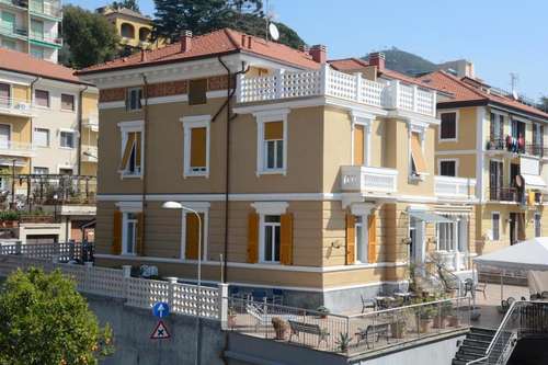 www.hotelinesvarazze.it