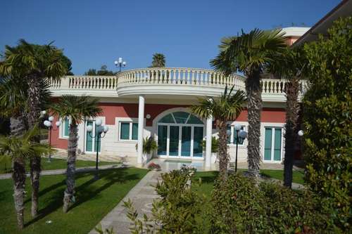 www.hotelparcoserrone.com
