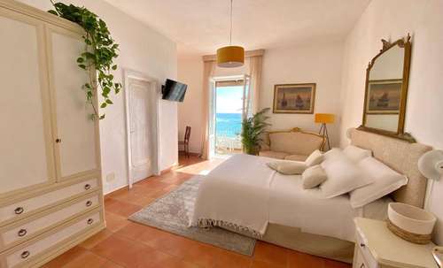 www.villabinaischia.com