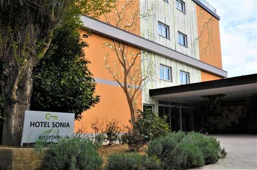 www.hotelsonia.com