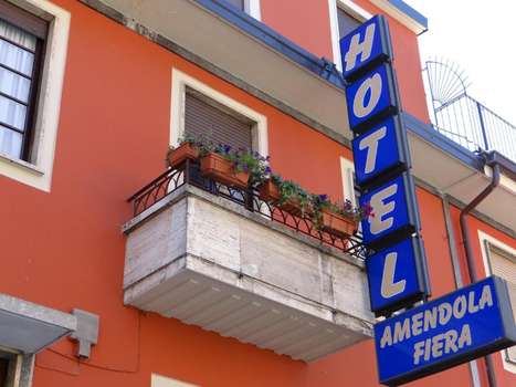 www.hotelamendolafiera.com