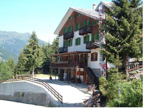 www.albergopineta.com