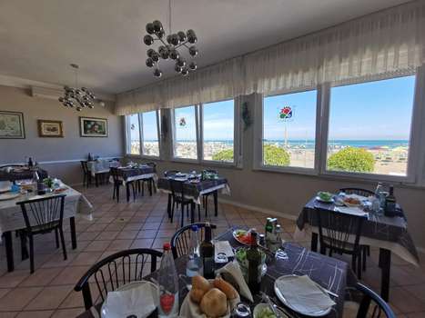 www.hotelvistamareviserba.com