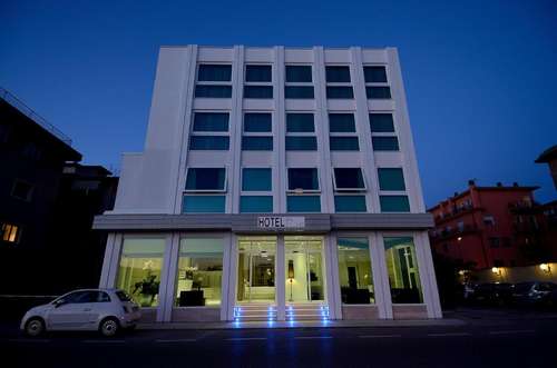 www.hotelsangiuliano.com