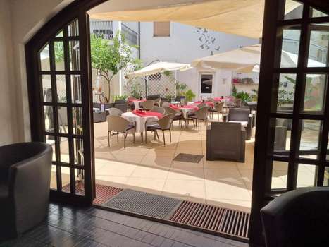 www.albergoresidenzialelacorte.it
