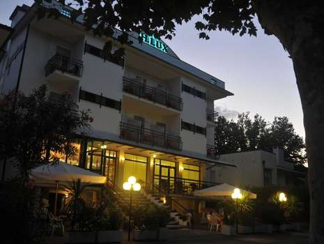 www.hotelluxcesenatico.com