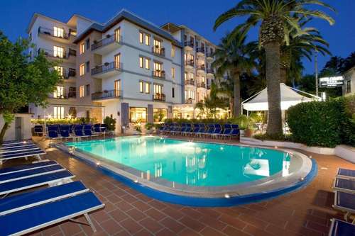 www.hotelcaravel.com