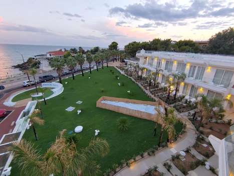 www.joniumhotel.com