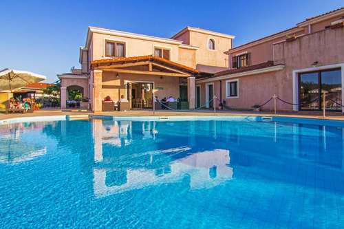 www.hotel-laperla.com