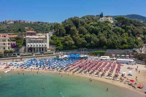 www.hotelvenereazzurra.com