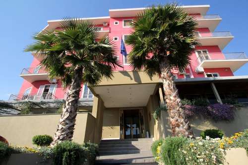 www.hotelcarosello.com