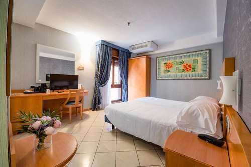 www.albergocentralebologna.it