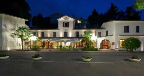 www.lagrottahotel-castiglione.com