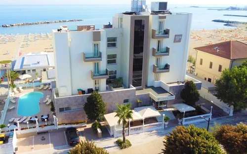 www.hotelcaesarpaladium.it