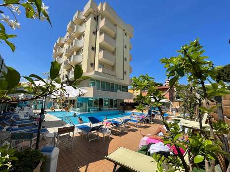 www.hotelapogeo.com