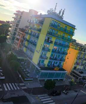 www.hotelideal-sottomarina.it