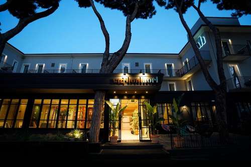 www.hotelvagabondriccione.com