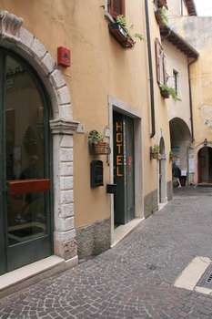 www.hotelmalcesine.com