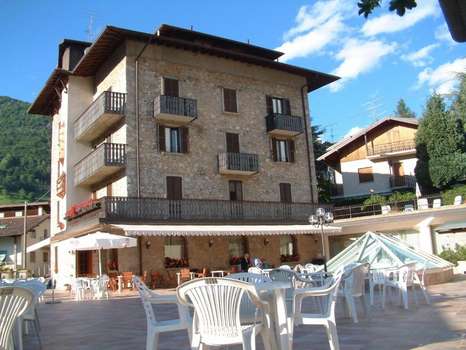 www.hotelcarraraserina.it