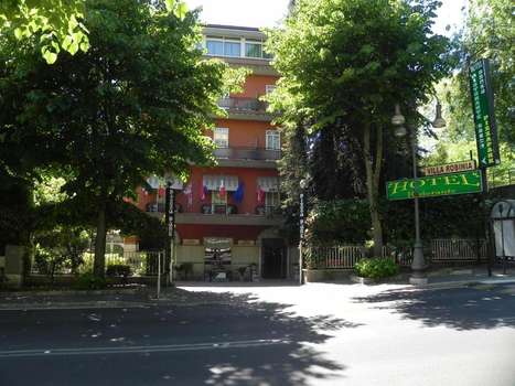 www.hotelvillarobinia.it