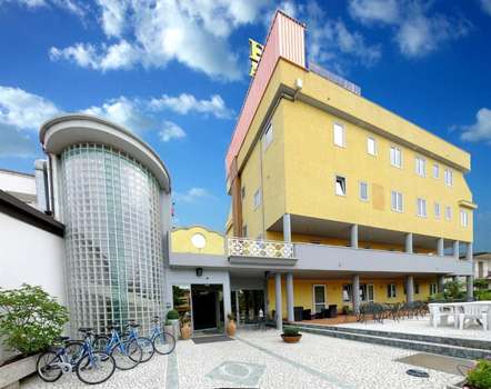 www.hotelambra.com