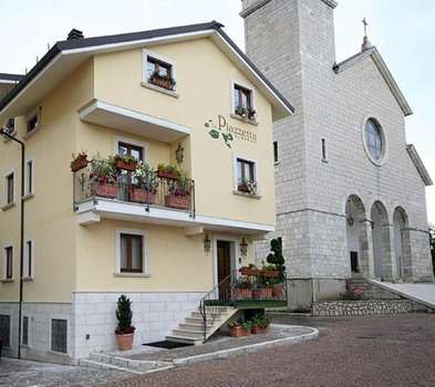 www.lapiazzettaroccaraso.it
