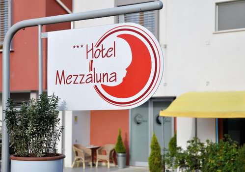 www.mezzalunahotel.it