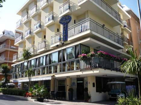 www.hotelblustar.com