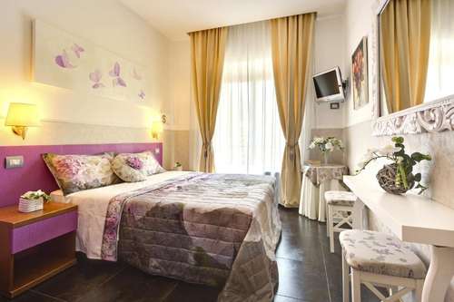 www.hotelmarcantoniorome.com