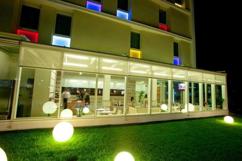 www.breakinghotel.com