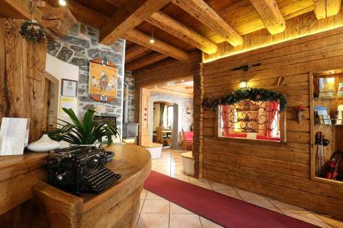 www.albergocentraleforni.com