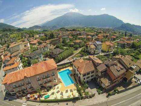 www.hotelalberello.com