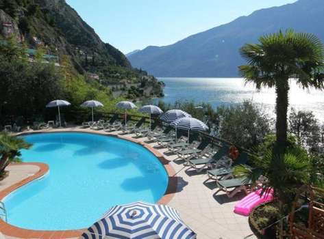 www.hotelaugustalimone.com